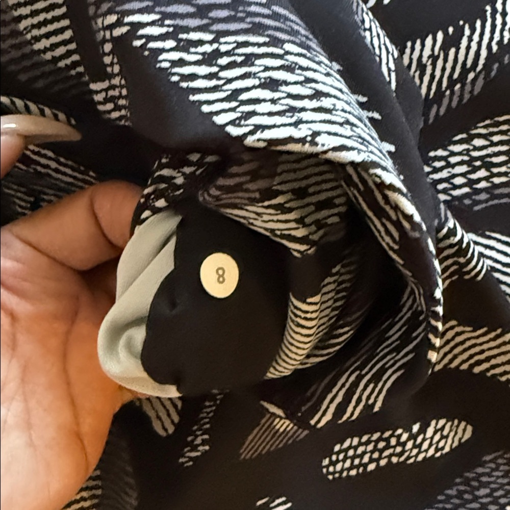 Stylish Black and Gray Lululemon Leggings - Picture 2 of 5